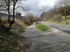 Droga Głodu - widok z Przełączy Kowarskiej w kierunku Kowar. Z prawej późniejsza droga 367